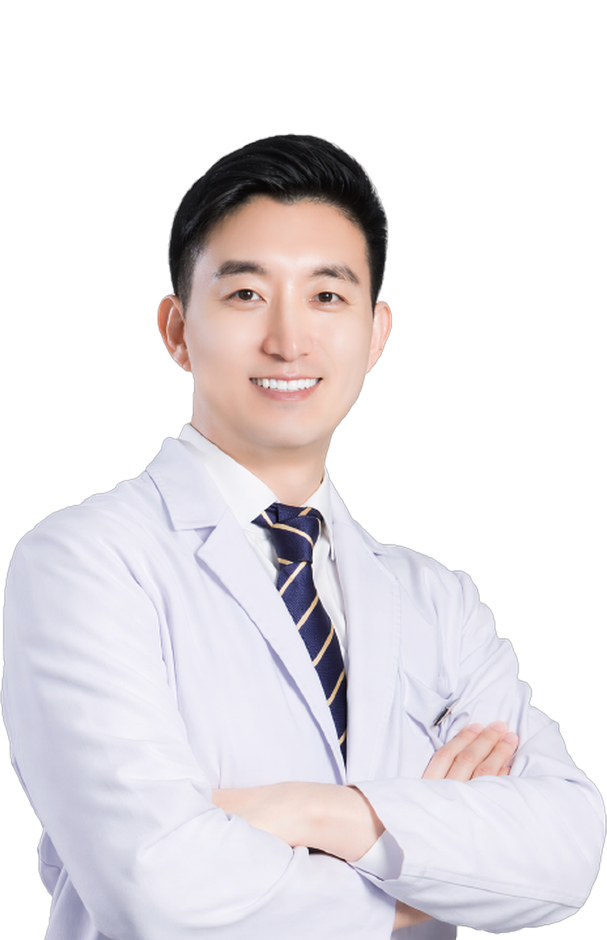 웃는 표정으로 흰 가운을 입은 탑플러스안과 안과 전문의 2