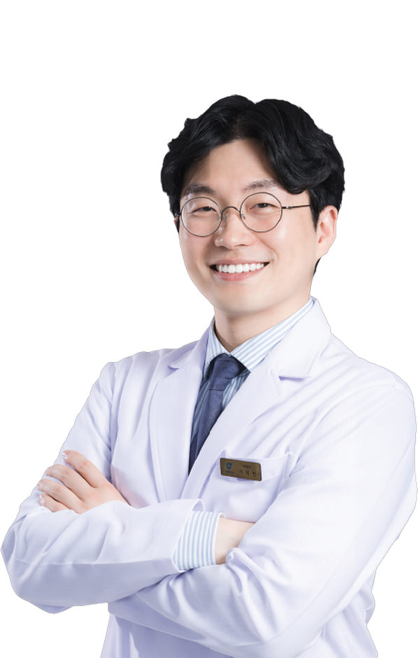 웃는 표정으로 흰 가운을 입은 탑플러스안과 안과 전문의 1